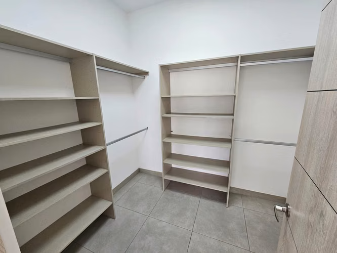 ESCAZU GUACHIPELIN! CASA CONTEPORANEA 3HAB/2.5BAÑOS/LINEA BLANCA - Imagen 14