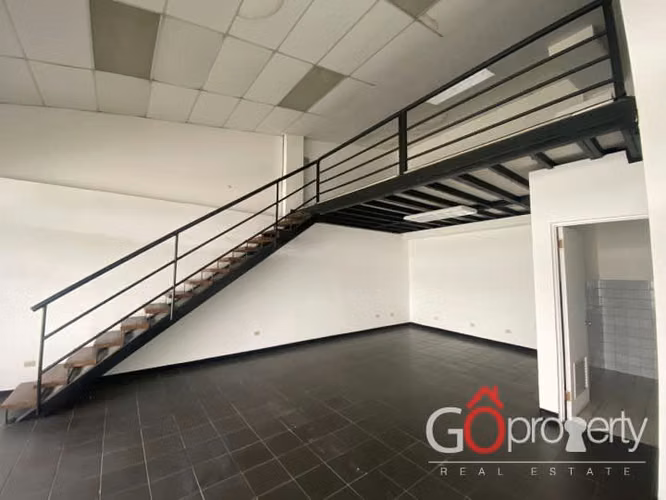 Se vende local en centro comercial en Rohrmoser, #4856