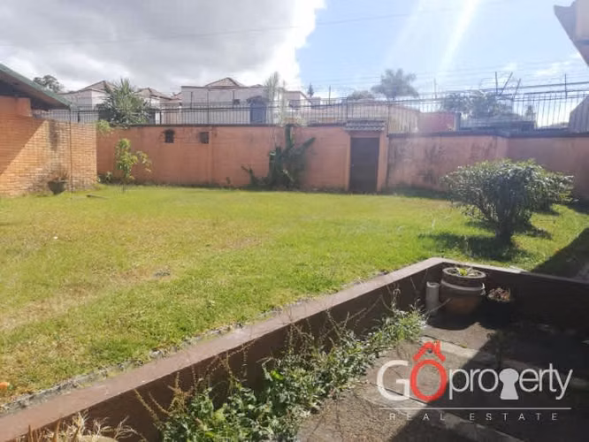Venta de Casa Amplia en Lomas de Ayarco ID 3557