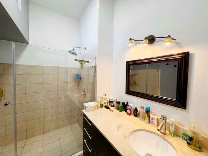 VENTA DE CASA EN CONDOMINIO EN ESCAZU (opcion amoblada completa) NEGOCIABLE