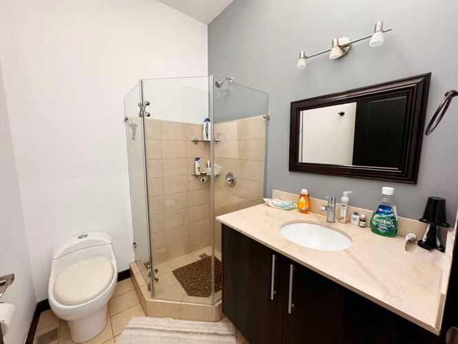 VENTA DE CASA EN CONDOMINIO EN ESCAZU (opcion amoblada completa) NEGOCIABLE