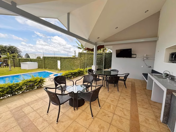 VENTA DE CASA EN CONDOMINIO EN ESCAZU (opcion amoblada completa) NEGOCIABLE