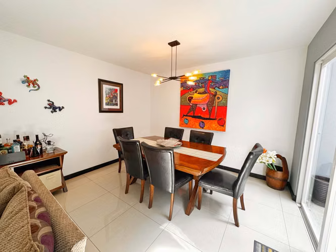 VENTA DE CASA EN CONDOMINIO EN ESCAZU (opcion amoblada completa) NEGOCIABLE