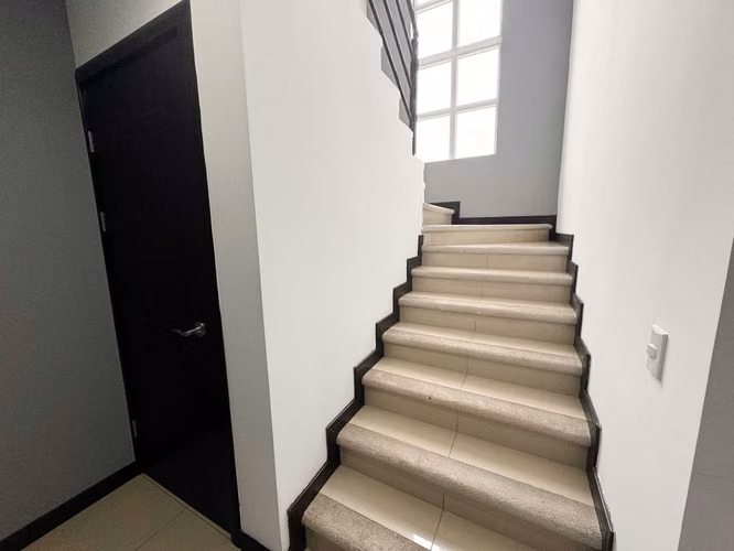 VENTA DE CASA EN CONDOMINIO EN ESCAZU (opcion amoblada completa) NEGOCIABLE