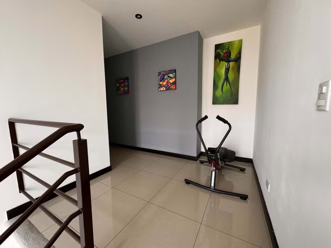 VENTA DE CASA EN CONDOMINIO EN ESCAZU (opcion amoblada completa) NEGOCIABLE