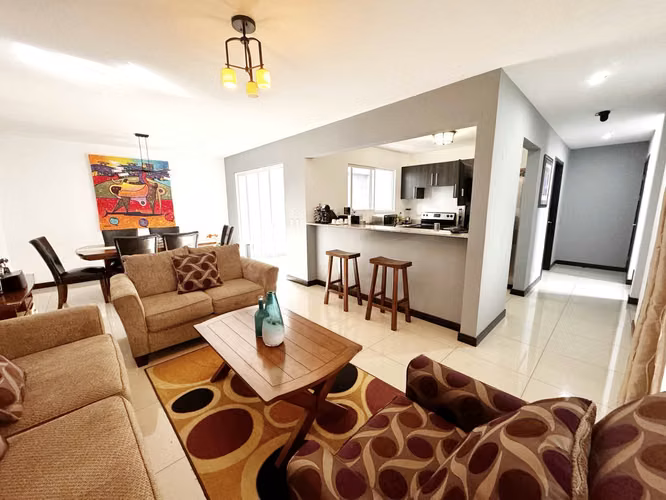 VENTA DE CASA EN CONDOMINIO EN ESCAZU (opcion amoblada completa) NEGOCIABLE