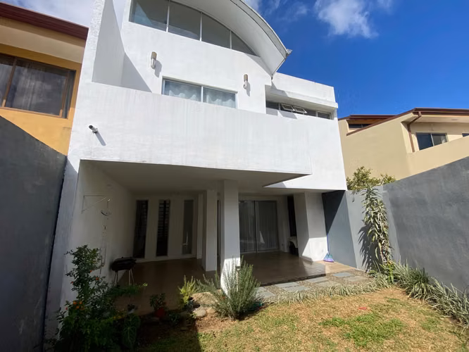 Venta de casa con habitación en primer planta en Condominio, Curridabat, San José, #4378 - Imagen 9
