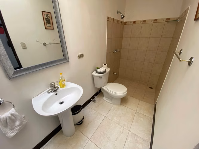 Venta de casa con habitación en primer planta en Condominio, Curridabat, San José, #4378 - Imagen 3