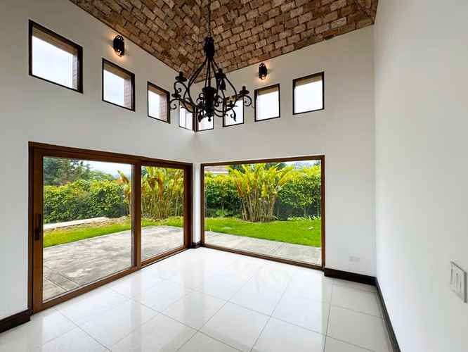 Se vende lujosa y amplia Casa de 2 niveles en Monterán (MA). - Imagen 13