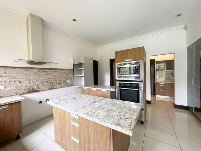 Se vende lujosa y amplia Casa de 2 niveles en Monterán (MA). - Imagen 7