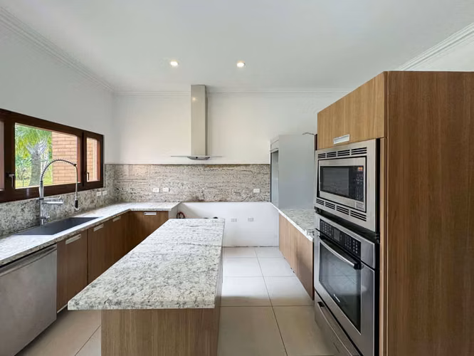 Se vende lujosa y amplia Casa de 2 niveles en Monterán (MA). - Imagen 8