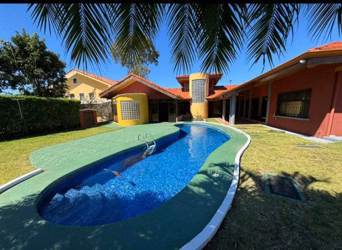 Casa con amplio patio en venta! En Heredia Santo Domingo