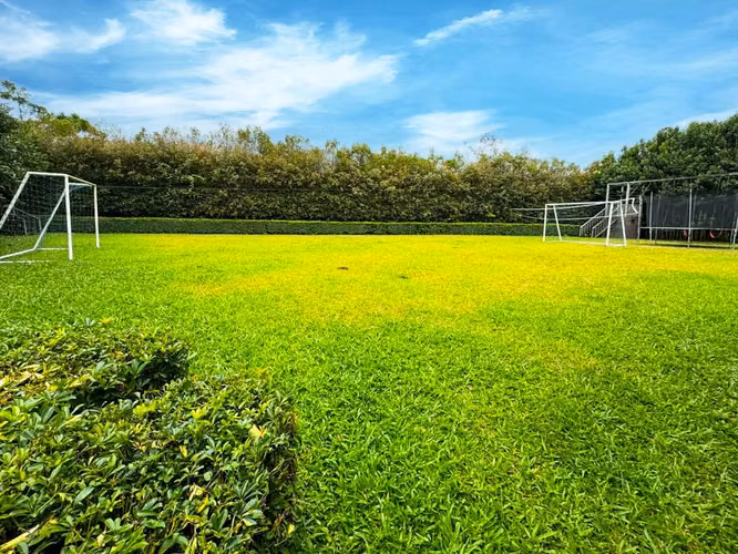 Se vende lujosa y amplia Casa de 2 niveles en Monterán (MA).