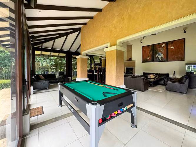 Se vende lujosa y amplia Casa de 2 niveles en Monterán (MA).
