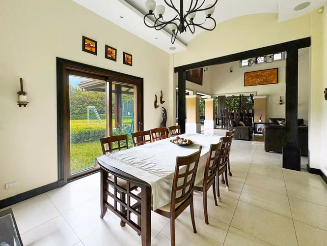 Se vende lujosa y amplia Casa de 2 niveles en Monterán (MA).