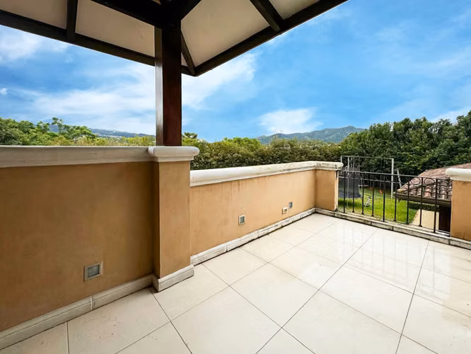 Se vende lujosa y amplia Casa de 2 niveles en Monterán (MA).