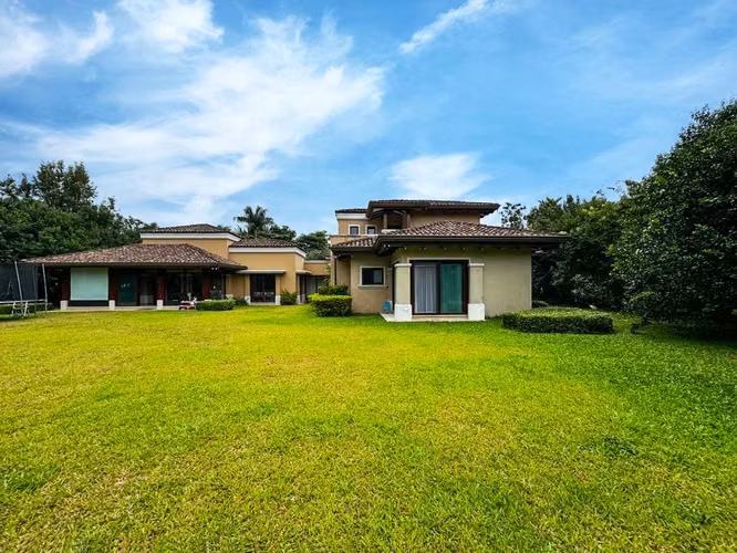 Se vende lujosa y amplia Casa de 2 niveles en Monterán (MA).