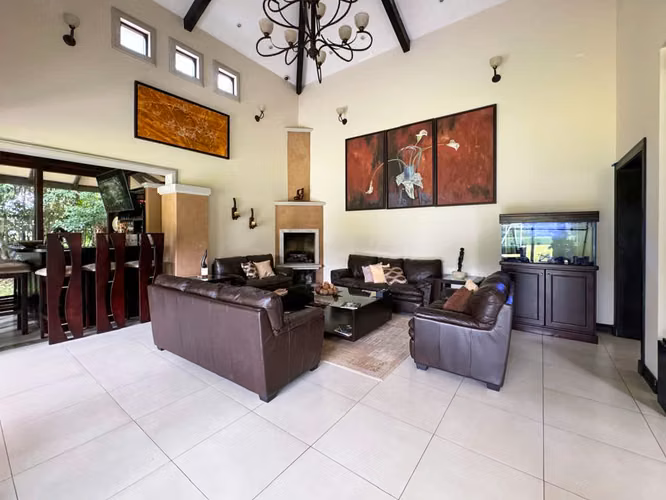 Se vende lujosa y amplia Casa de 2 niveles en Monterán (MA).