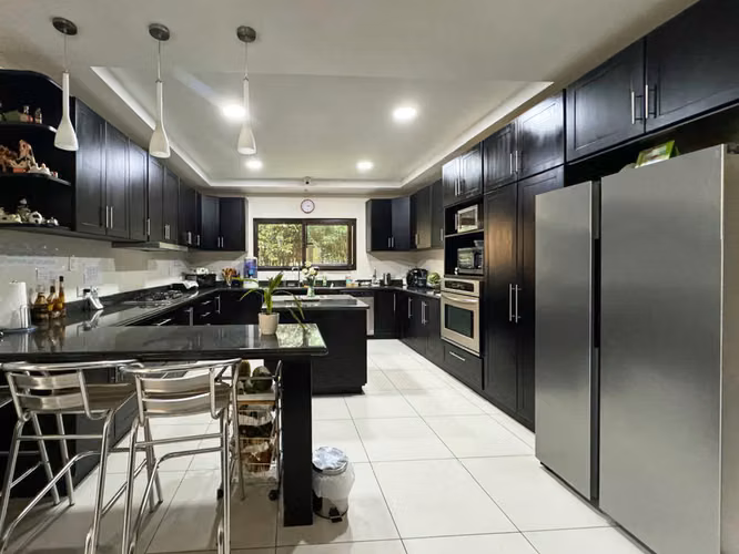 Se vende lujosa y amplia Casa de 2 niveles en Monterán (MA).