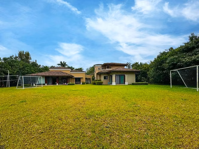 Se vende lujosa y amplia Casa de 2 niveles en Monterán (MA).