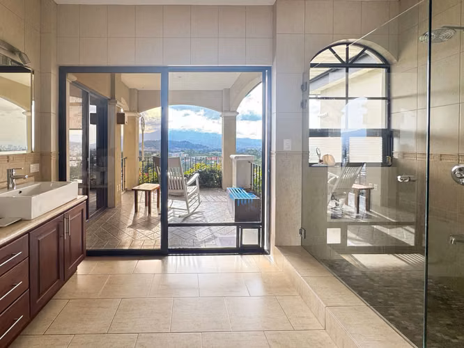 Se vende Casa en condo. de lujo-Colinas de Montealegre, Tres Ríos (AD)