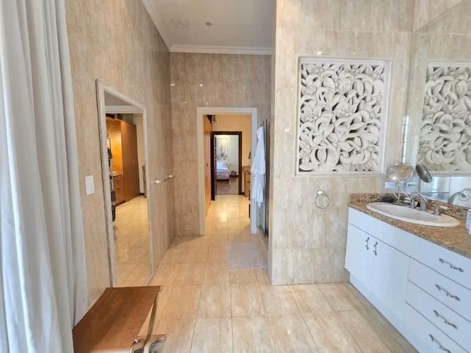 Venta de Casa Amplia en Trejos Montealegre Escazu