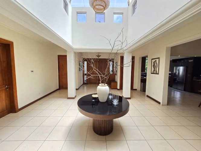 Venta de Casa Amplia en Trejos Montealegre Escazu
