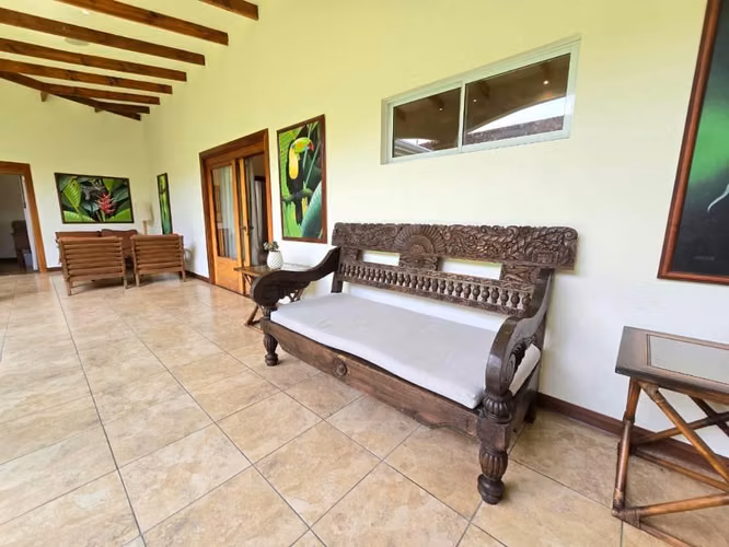 Venta de Casa Amplia en Trejos Montealegre Escazu