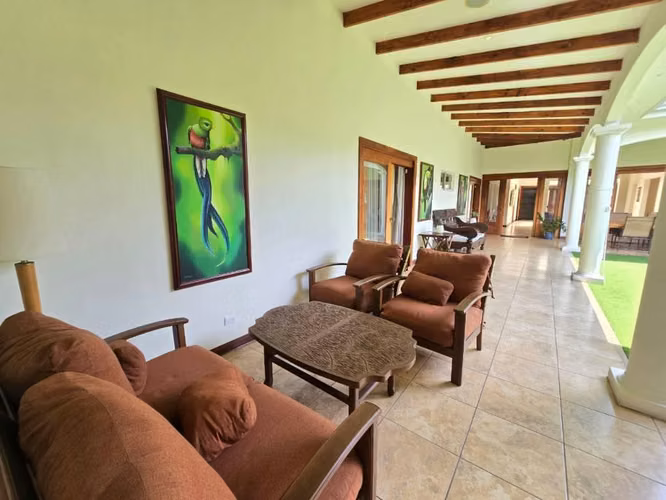 Venta de Casa Amplia en Trejos Montealegre Escazu