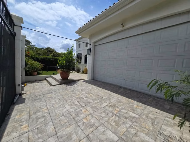 Venta de Casa Amplia en Trejos Montealegre Escazu