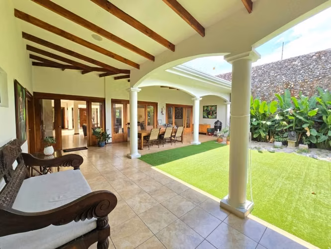 Venta de Casa Amplia en Trejos Montealegre Escazu