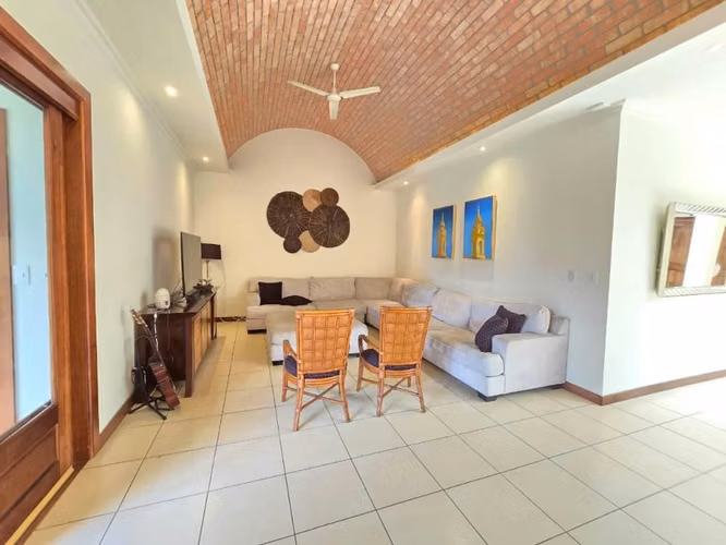 Venta de Casa Amplia en Trejos Montealegre Escazu