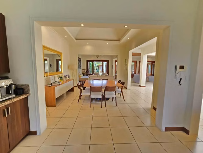 Venta de Casa Amplia en Trejos Montealegre Escazu