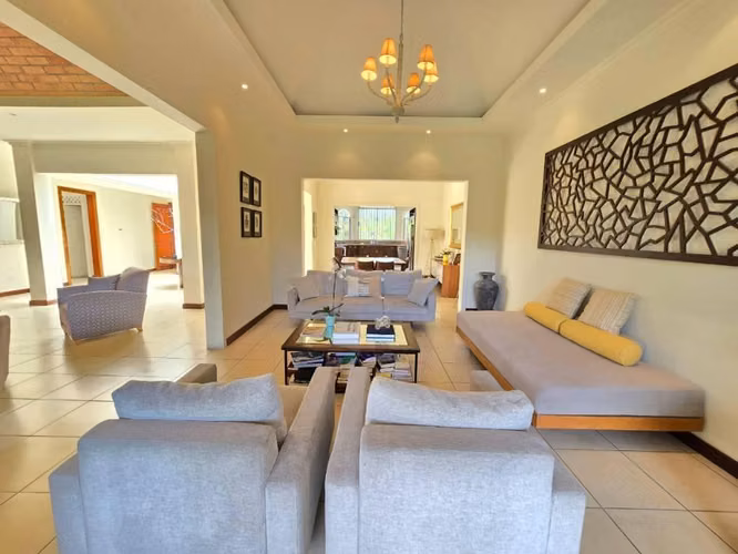 Venta de Casa Amplia en Trejos Montealegre Escazu
