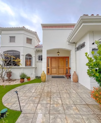 Venta de Casa Amplia en Trejos Montealegre Escazu