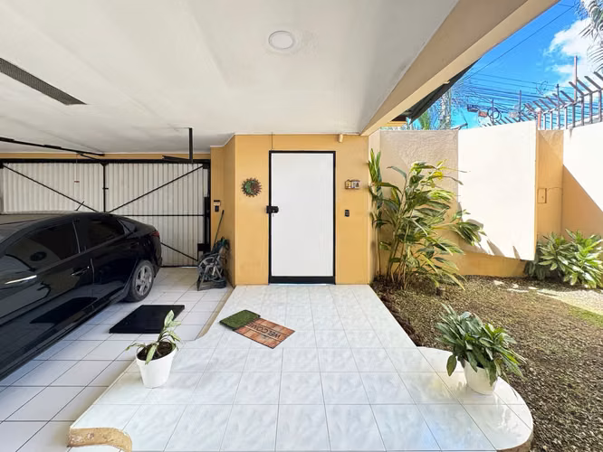 Se vende casa en Lomas de Ayarco con habitación en primera planta (AD)