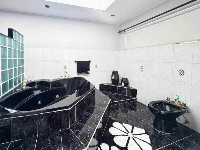 Se vende casa en Lomas de Ayarco con habitación en primera planta (AD)