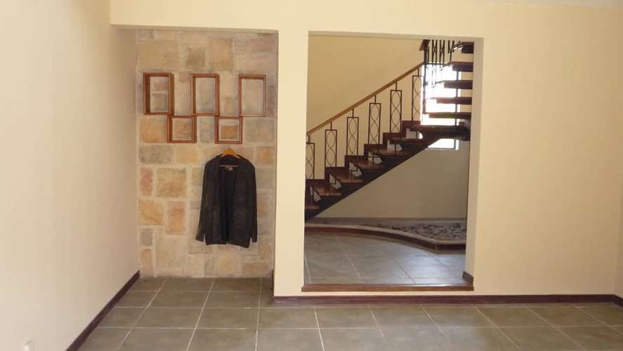 CASA AMPLIA EN SANTA ANA - Imagen 13