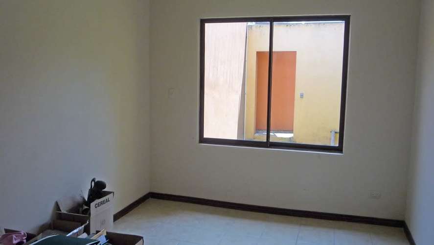 CASA AMPLIA EN SANTA ANA - Imagen 11