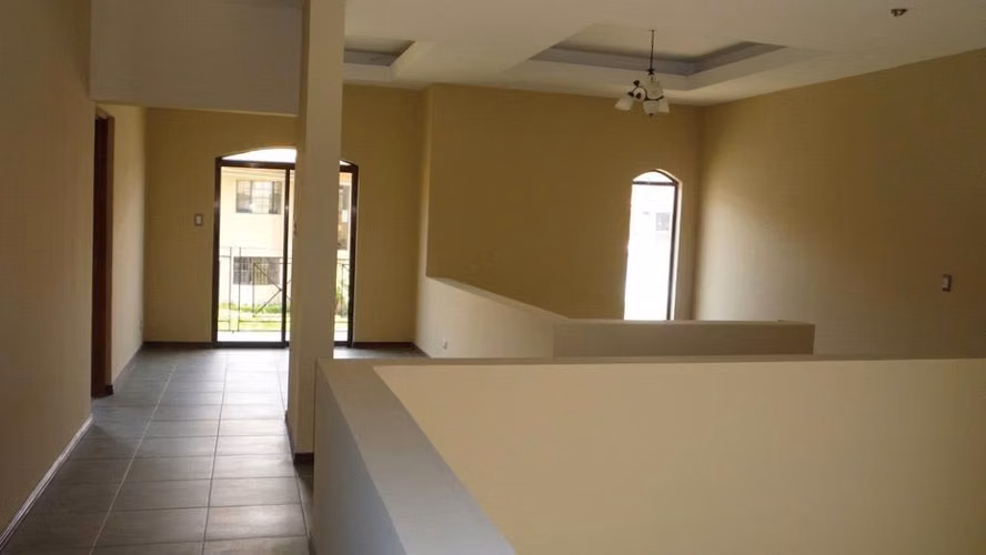 CASA AMPLIA EN SANTA ANA