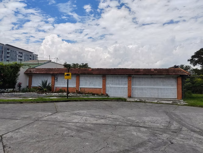 id #38201 En venta amplia casa de una planta en Curridabat
