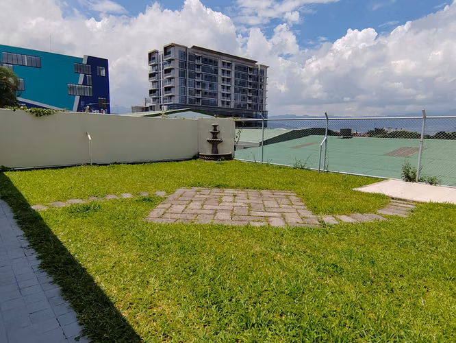 id #38201 En venta amplia casa de una planta en Curridabat