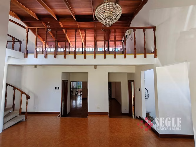 Venta de casa en zona comercial, Escazú, Trejos Montealegre.