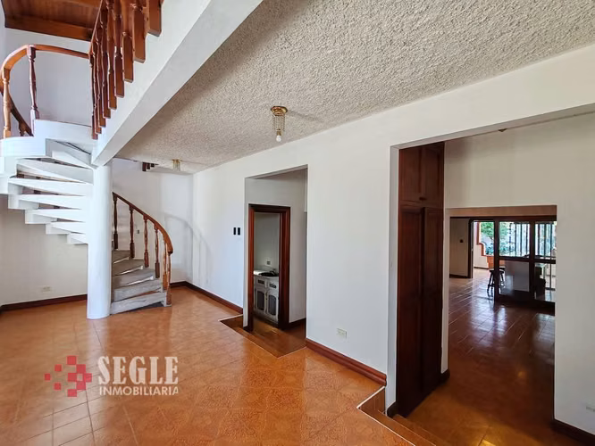 Venta de casa en zona comercial, Escazú, Trejos Montealegre.