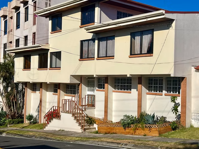 Venta de casa en zona comercial, Escazú, Trejos Montealegre.