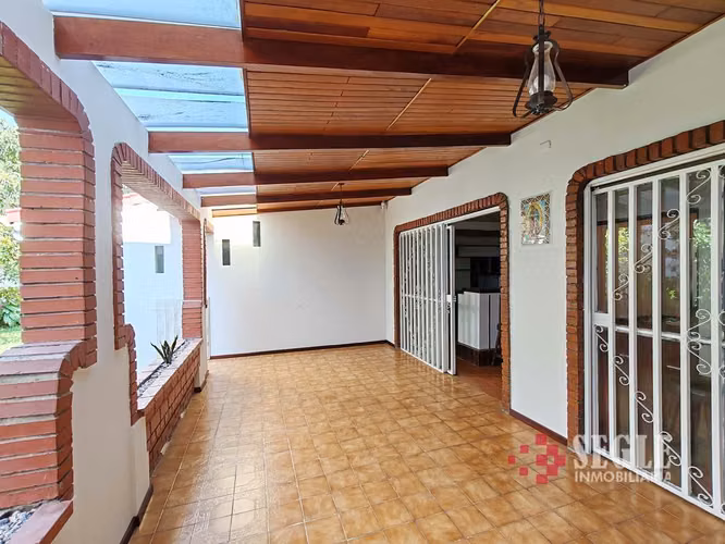 Venta de casa en zona comercial, Escazú, Trejos Montealegre.