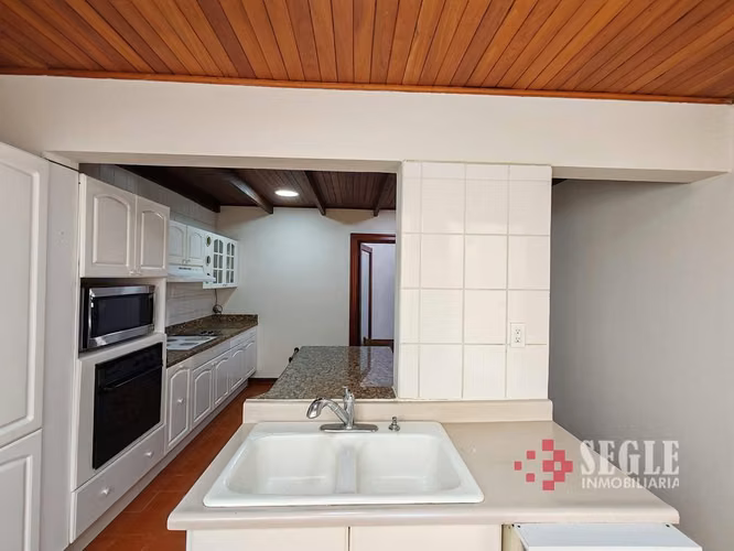 Venta de casa en zona comercial, Escazú, Trejos Montealegre.