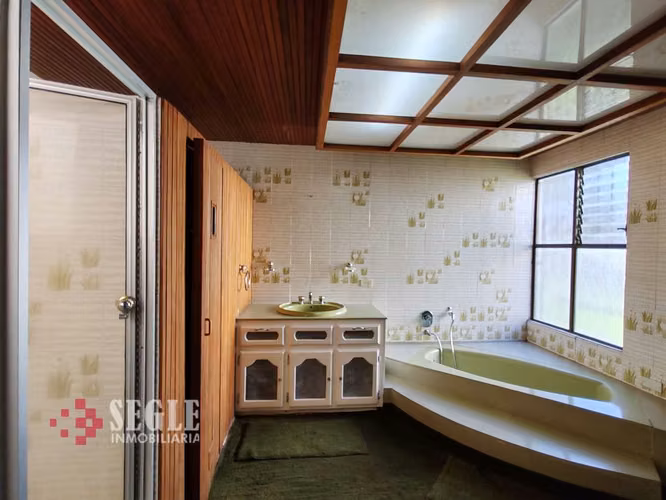 Venta de casa en zona comercial, Escazú, Trejos Montealegre.