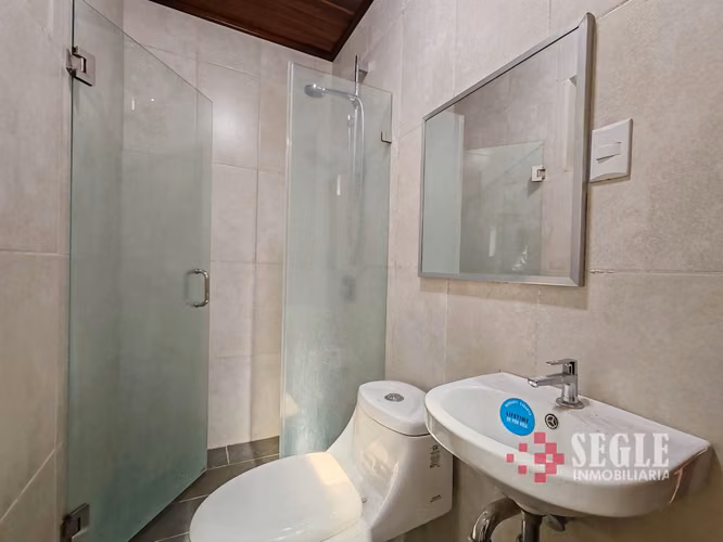 Venta de casa en zona comercial, Escazú, Trejos Montealegre.