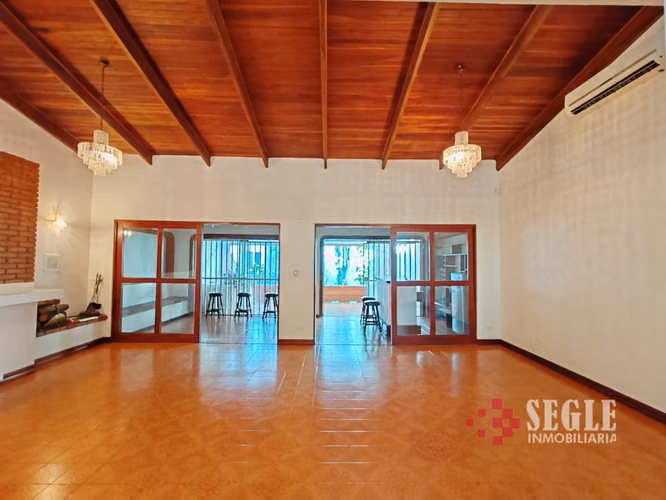 Venta de casa en zona comercial, Escazú, Trejos Montealegre.